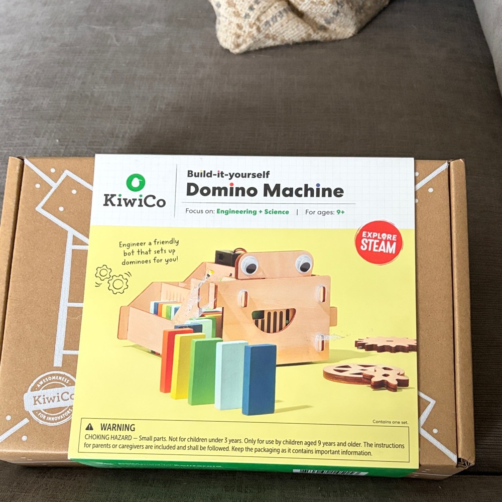 Kiwi Yellow Domino Machine Kit with Multicolor Dominoes